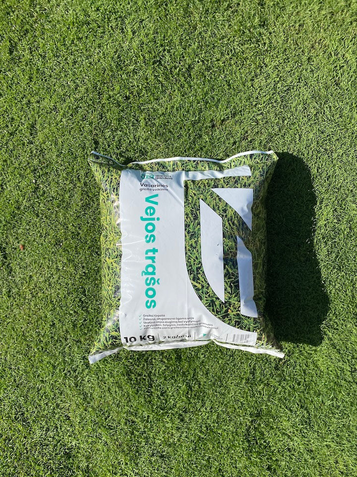 Vasarinės vejos trąšos pakuotė vejoje Aurum garden