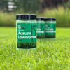 Aurum LawnGrow tirpių NPK trąšų pakuotė stovi žalioje vejoje.